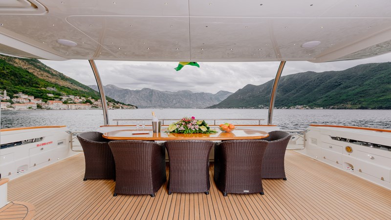 13Yacht_ladymura_Superyacht_IYC_aftdeck