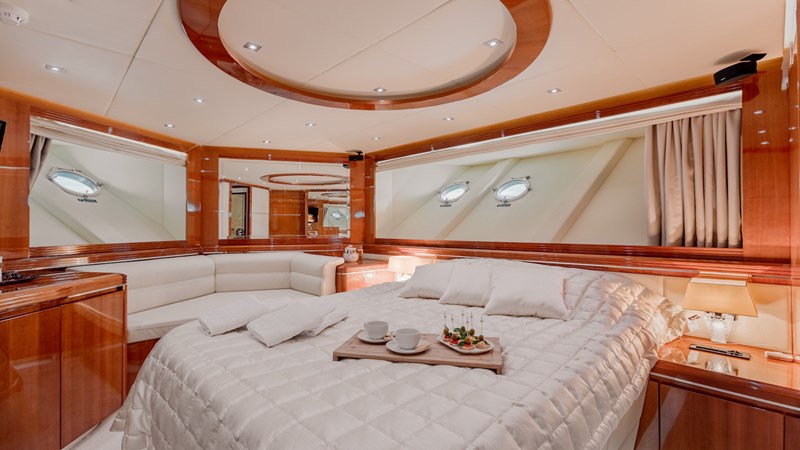 23Yacht_ladymura_Superyacht_IYC_vipcabin
