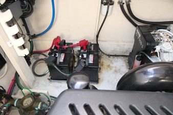 GOOD TIMES 41 Engine batteries Stbd