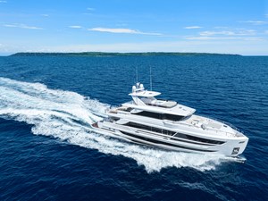 Horizon FD100 1 Horizon FD100 Hull 14 running across the open ocean. 