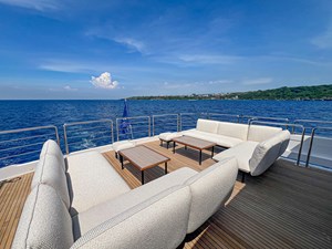Horizon FD100 5 Horizon FD100 Hull 14 large open boat deck with seating and table. 