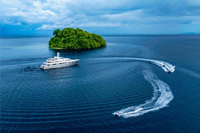 Dream and its two tenders