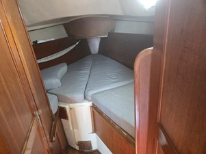ENCHANTED LADY 5 Newport 33 v-berth