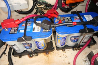 BRISAS DEL MAR 55 Engine Start batteries