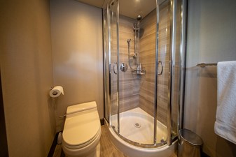 ENCORE 25 Guest Stateroom Bath