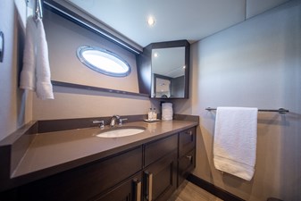 ENCORE 27 Twin Guest Stateroom Bath