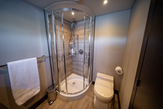 ENCORE 28 Twin Guest Stateroom Bath