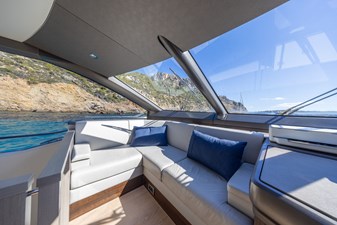 PASHBAR 26 Sunseeker 76 Yacht seating next to interior helm