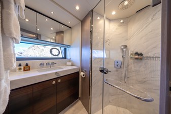 PASHBAR 32 Sunseeker 76 Yacht VIP guest cabin ensuite