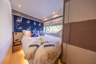 PASHBAR 37 Sunseeker 76 Yacht port guest cabin