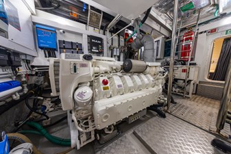 PASHBAR 39 Sunseeker 76 Yacht starboard engine