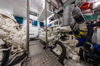 PASHBAR 40 Sunseeker 76 Yacht starboard engine