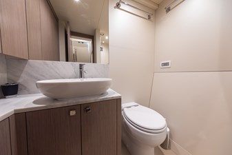 PASHBAR 45 Sunseeker 76 Yacht crew toliet