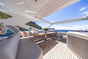 PASHBAR 13 Sunseeker 76 Yacht flybridge dining area