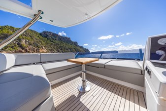 PASHBAR 17 Sunseeker 76 Yacht port seating next to helm