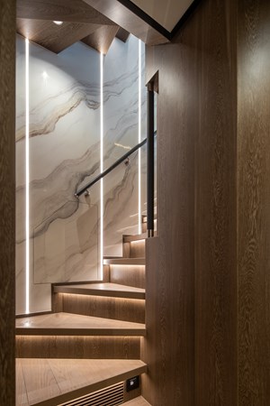 Horizon FD90 Hull 34 feature staircase.