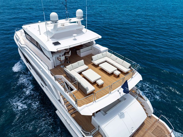 Horizon FD90 Hull 34 Split-use large boat deck with loose loungers and coffee tables. 