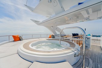 SHARKFINN 22 Sundeck jacuzzi