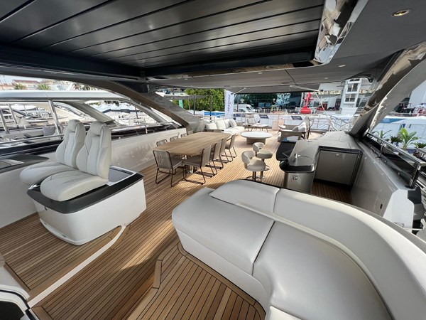 Princess Y95  Flybridge