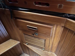 DREADNAUGHT 25 V berth storage