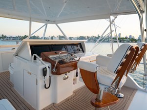 VENTURA            6 Helm with Pop-Up Electronics Console    