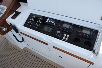 VENTURA            8 Bow Thruster and Radio Box  