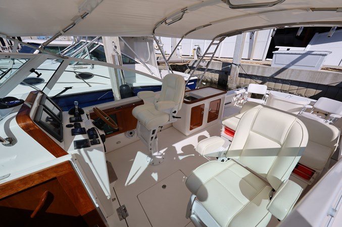 LUNA, 2013 Hunt Yachts Harrier 36: Bridgedeck Looking Aft to Starboard