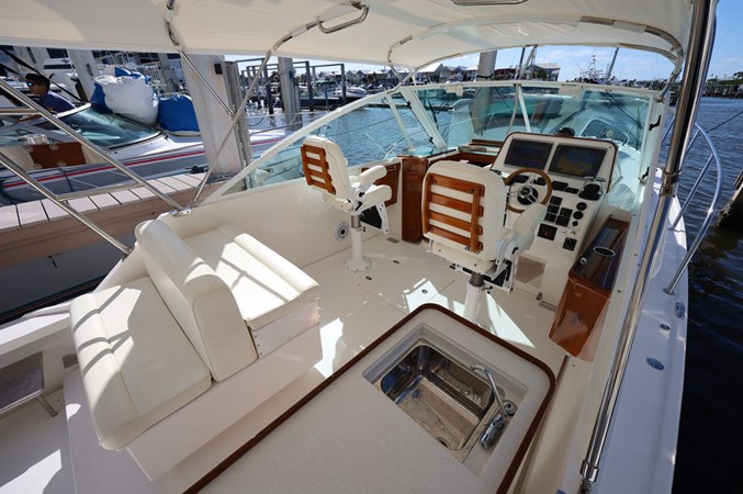 LUNA, 2013 Hunt Yachts Harrier 36: Bridgedeck Looking forward to Port