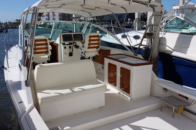 LUNA, 2013 Hunt Yachts Harrier 36: Bridgedeck Looking Forward to Starboard