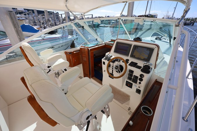 LUNA, 2013 Hunt Yachts Harrier 36: Helm and Companionway