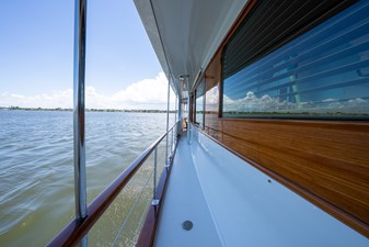 ABSOLUTE 32 Starboard Side Deck