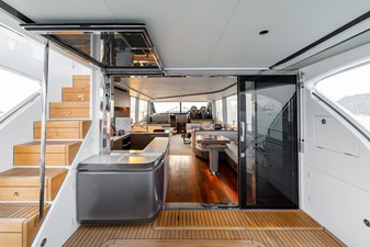 La Mer 30 30.  Princess Y72 2023 (La Mer) -  Main Deck Cockpit