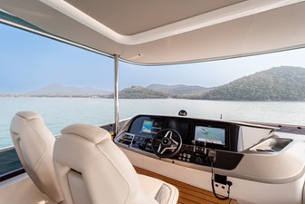 La Mer 148 148.  Princess Y72 2023 (La Mer) - Flybridge Helm