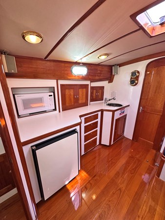 TARA JEANNE, 2000 Morris Wolf Class 44: Galley