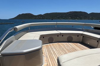 HERCULES II 21 Flybridge Lounge