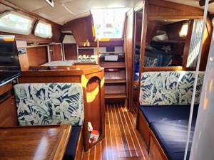 IZMADA 10 Main Cabin