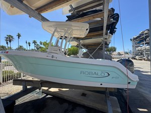 Robalo R222 Center Console 3 