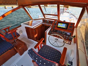 ZIG ZIG 5 ZIG ZIG, Able Wolf Class 44: Helm and Bridge Deck, Forward
