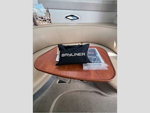 32' Bayliner 2004 305 Express 23 