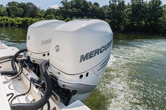 ALL THE RAGE 38 Port outboard engine