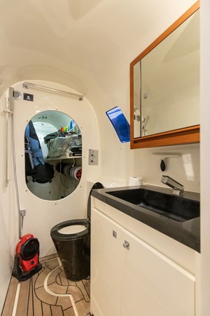 MOONWAVE, 2012 Gunboat 60: Fwd Port Head