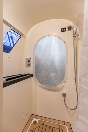 MOONWAVE, 2012 Gunboat 60: Shower