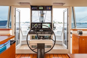 MOONWAVE 4 MOONWAVE, 2012 Gunboat 60: Helm Pedestal