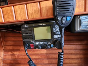 COURAGEOUS LADY 18 VHF