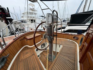 COURAGEOUS LADY 37 Deck