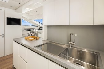 ESSENZA 11 Galley