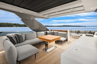 ESSENZA 33 Flybridge