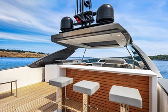 ESSENZA 38 Flybridge