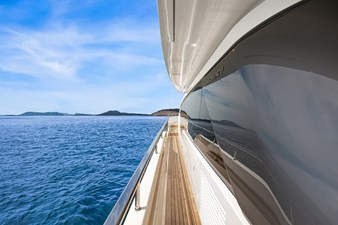 ESSENZA 47 Port Side Deck