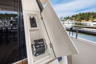 ESSENZA 52 Rear Controls